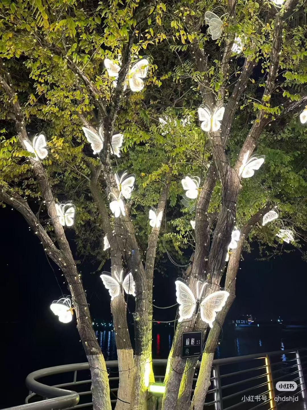 Realistic Dynamic Mantis LED Outdoor Light | 20W Waterproof Landscape Lamp with Moving Legs &amp; Built-in Sound